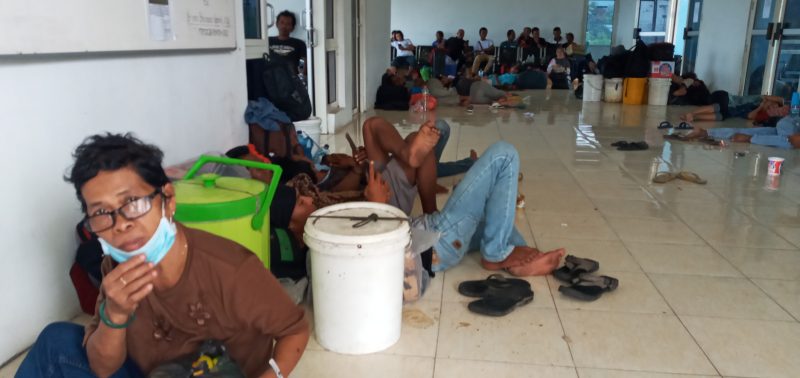 Suasana calon penumpang KMP Windu Karsa Dwitya di Kantor Pelabuhan Feri Kewapante, Sabtu (4/1)