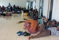 Calon penumpang KMP Windu Karsa Dwitya di Kantor Pelabuhan Feri Kewapante, Sabtu (4/1)