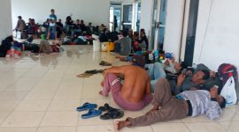 Calon penumpang KMP Windu Karsa Dwitya di Kantor Pelabuhan Feri Kewapante, Sabtu (4/1)