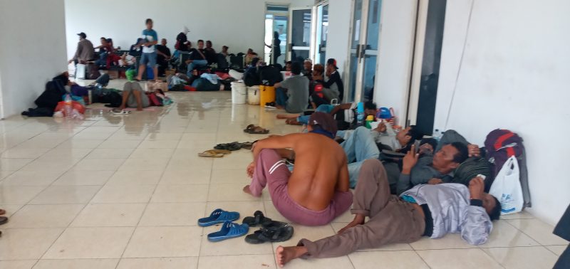 Calon penumpang KMP Windu Karsa Dwitya di Kantor Pelabuhan Feri Kewapante, Sabtu (4/1)