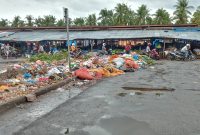 Sampah meluber ke badan jalan di Pasar Alok