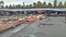 Sampah meluber ke badan jalan di Pasar Alok