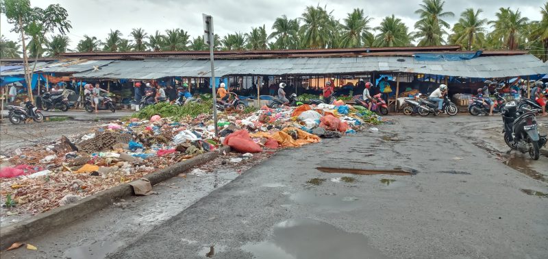 Sampah meluber ke badan jalan di Pasar Alok