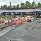 Sampah meluber ke badan jalan di Pasar Alok