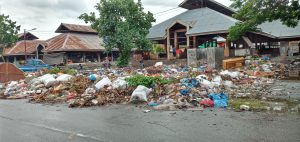 Sampah di Pasar Alok Meluber ke Badan Jalan