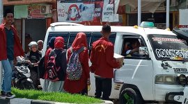 Aliansi HMI Sikka dan IMM Sikka sedang mengedarkan kotak amal dalam aksi kemanusiaan di depan Tugu Mof, Selasa (7/1)