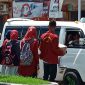 Aliansi HMI Sikka dan IMM Sikka sedang mengedarkan kotak amal dalam aksi kemanusiaan di depan Tugu Mof, Selasa (7/1)