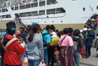 Penumpang KM Bukit Siguntang sedang antri di Dermaga Pelabuhan Laurens Say Maumere, Selasa (7/1)