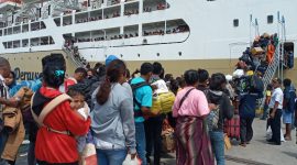 Penumpang KM Bukit Siguntang sedang antri di Dermaga Pelabuhan Laurens Say Maumere, Selasa (7/1)