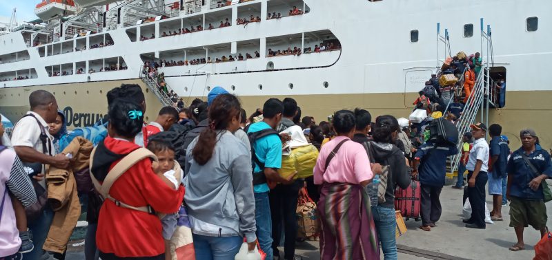 Penumpang KM Bukit Siguntang sedang antri di Dermaga Pelabuhan Laurens Say Maumere, Selasa (7/1)