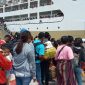 Penumpang KM Bukit Siguntang sedang antri di Dermaga Pelabuhan Laurens Say Maumere, Selasa (7/1)