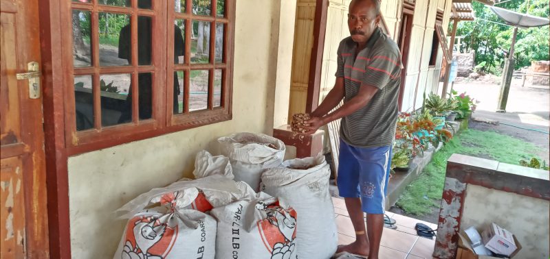Aloysius Kristianus memperlihatkan benih kacang tanah tanpa label yang diisi di dalam karung pakan ayam, Kamis (9/1)