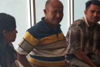 LGL bersama keluarga saat melaporkan persoalan rumah tangganya di SPKT Polres Sikka, Jumat (10/1)