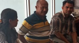 LGL bersama keluarga saat melaporkan persoalan rumah tangganya di SPKT Polres Sikka, Jumat (10/1)