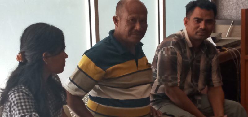 LGL bersama keluarga saat melaporkan persoalan rumah tangganya di SPKT Polres Sikka, Jumat (10/1)