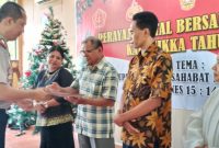 Kapolres Sikka AKBP Rickson Situmorang menyerahkan bantuan uang tunai pembangunan gereja, Senin (13/1) di Hotel Wailiti