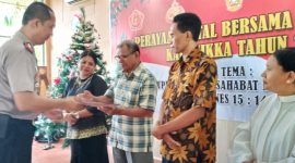 Kapolres Sikka AKBP Rickson Situmorang menyerahkan bantuan uang tunai pembangunan gereja, Senin (13/1) di Hotel Wailiti