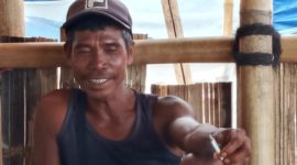 Yoyok sedang berada di sebuah warung makan di Pelabuhan Feri Kewapante, Kamis (16/1) 