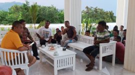 Perwakilan sopir ekspedisi bertemu Bupati Sikka di rumah kediaman di Jalan Lingkar Luar, Kamis (16/1)