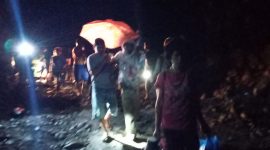 Evakuasi pasien DBD yang melewati reruntuhan jembatan darurat di Dagemage, Kamis (16/1) malam