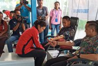 General Manager Pelindo Maumere Ari Firaldi sedang mendonorkan darah, Jumat (17/1)