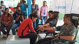 General Manager Pelindo Maumere Ari Firaldi sedang mendonorkan darah, Jumat (17/1)