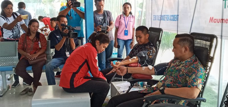 General Manager Pelindo Maumere Ari Firaldi sedang mendonorkan darah, Jumat (17/1)