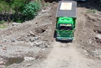 Kendaraan bermotor melintasi jembatan darurat, Jumat (17/1)