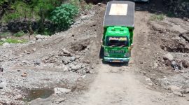 Kendaraan bermotor melintasi jembatan darurat, Jumat (17/1)