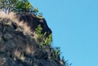 Bongkahan batu besar yang mengancam nyawa pelintas jalan