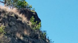 Bongkahan batu besar yang mengancam nyawa pelintas jalan