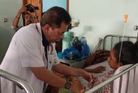 Pasien DBD sedang diperiksa kesehatan di Ruang Melati, Selasa (21/1)