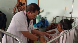 Pasien DBD sedang diperiksa kesehatan di Ruang Melati, Selasa (21/1)