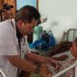 Pasien DBD sedang diperiksa kesehatan di Ruang Melati, Selasa (21/1)
