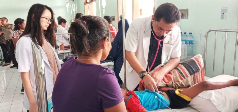 Dokter Mario Nara sedang periksa kesehatan pasien DBD di Ruang Melati RSUD TC Hillers Maumere, Selasa (21/1) 