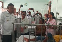 Bupati Sikka mengunjungi pasien DBD di Ruang Melati RSUD TC Hillers Maumere, Rabu (22/1)
