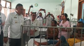 Bupati Sikka mengunjungi pasien DBD di Ruang Melati RSUD TC Hillers Maumere, Rabu (22/1)