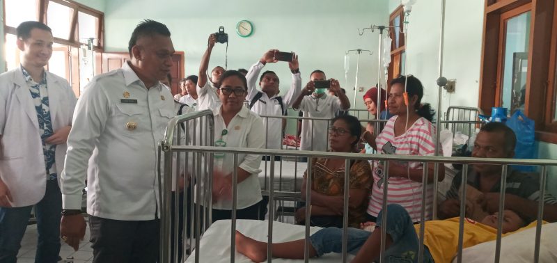 Bupati Sikka mengunjungi pasien DBD di Ruang Melati RSUD TC Hillers Maumere, Rabu (22/1)