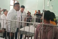 Bupati Sikka mengunjungi pasien DBD di RSUD TC Hillers Maumere pekan lalu