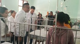 Bupati Sikka mengunjungi pasien DBD di RSUD TC Hillers Maumere pekan lalu