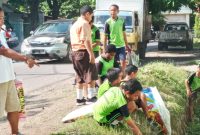 Pelajar SDI Wairklau sedang membersihkan lingkungan sekolah, Jumat (24/1)