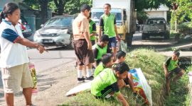 Pelajar SDI Wairklau sedang membersihkan lingkungan sekolah, Jumat (24/1)