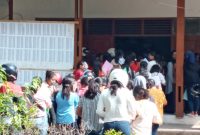 Calon PNS sedang antri di Kantor BKDPSDM Sikka, Jumat (24/1)