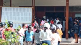 Calon PNS sedang antri di Kantor BKDPSDM Sikka, Jumat (24/1)