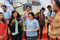 Maria Florida Padu, anggota Kopdit Bahtera Sejahtera sedang menyampaikan testimoni Aplikasi ESCETE, Sabtu (25/1), di Kheurubim Hall Center