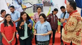 Maria Florida Padu, anggota Kopdit Bahtera Sejahtera sedang menyampaikan testimoni Aplikasi ESCETE, Sabtu (25/1), di Kheurubim Hall Center