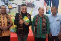 Bupati Sikka perlihatkan kartu anggota Bahtera Sejahtera