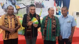 Bupati Sikka perlihatkan kartu anggota Bahtera Sejahtera