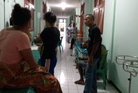 Sejumlah pasien menempati tempat tidur di lorong Ruang Mawar RSUD TC Hillers Maumere, Rabu (29/1)