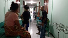 Sejumlah pasien menempati tempat tidur di lorong Ruang Mawar RSUD TC Hillers Maumere, Rabu (29/1)
